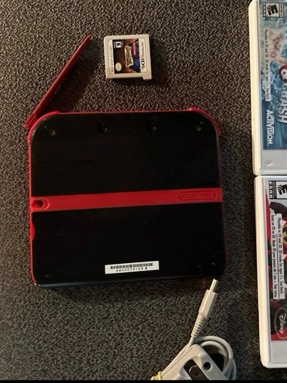 Nintendo 2DS Crimson Red edition. W/Games, Wipeout, Dr.Lautrec, charger, stylus